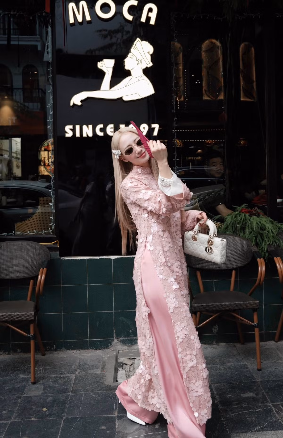 Ở từng khung hình, bà mẹ một con đều giữ được thần thái tự tin nhưng không quá phô trương. Khi thì nhẹ nhàng đứng nghiêng người, ánh mắt hướng về ống kính đầy cuốn hút; khi lại thả dáng mềm mại, khẽ mỉm cười tạo cảm giác gần gũi. Những chuyển động nhỏ như nâng tà áo hay khẽ nghiêng đầu cũng đủ giúp cô ghi điểm bởi vẻ đẹp tinh tế.