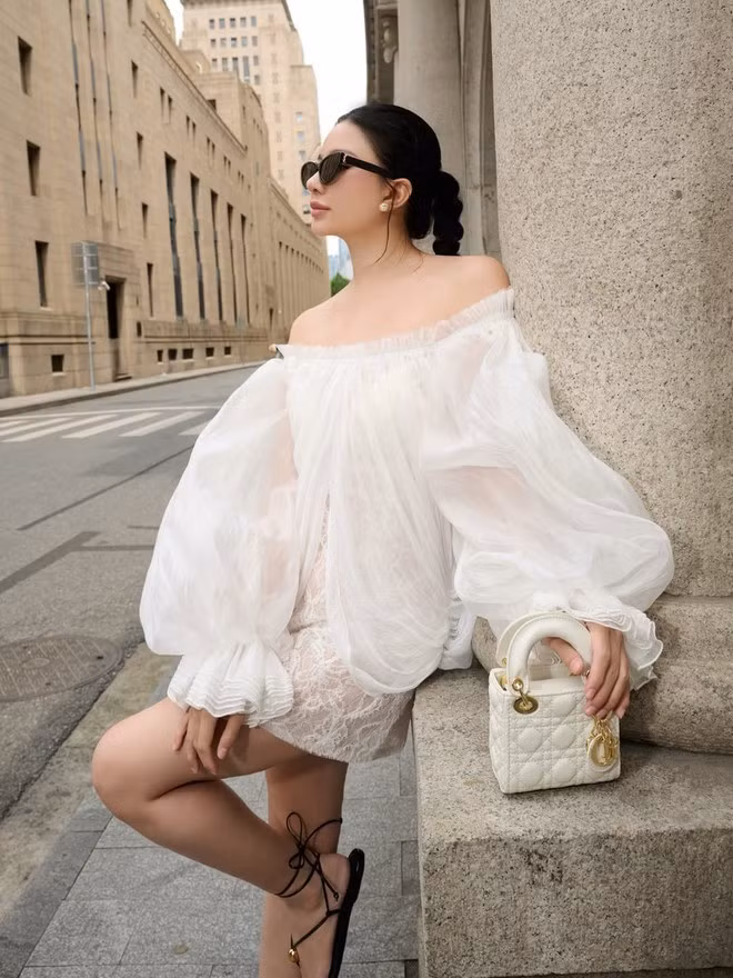 Nhờ cách mix đồ khéo léo này, mỗi outfit đều toát lên vẻ tươi tắn, nữ tính mà vẫn giữ được nét thanh lịch, cuốn hút đặc trưng.