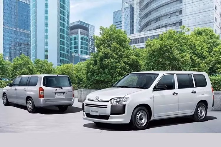 Giá bán của Toyota Probox 2026 dao động từ 1.918.400-2.261.600 Yên (khoảng 345-407 triệu đồng). Mức giá này đắt hơn khoảng 210.000 Yên (38 triệu đồng) so với trước, nhưng Probox vẫn là một trong những mẫu xe wagon rẻ nhất dành cho cả khách hàng cá nhân lẫn doanh nghiệp tại thị trường Nhật Bản. Với việc Nissan đã ngừng sản xuất mẫu xe AD trong tháng này, Toyota Probox chỉ còn một đối thủ trực tiếp là Mazda Familia Van.