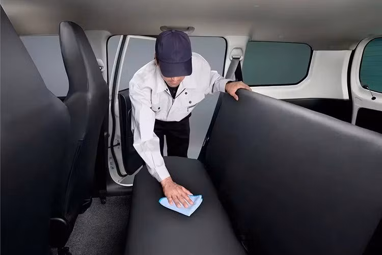 Trang bị nội thất tùy chọn của xe có thêm gương chiếu hậu chống chói tự động kèm màn hình nhỏ và bọc ghế dễ lau chùi dành cho khách hàng ưu tiên sự thực dụng hơn là êm ái. Nằm bên trong thân vỏ của mẫu xe wagon này vẫn là nền tảng khung gầm của Toyota Corolla Axio và Fielder vốn đã bị ngừng sản xuất từ đầu nằm 2025.