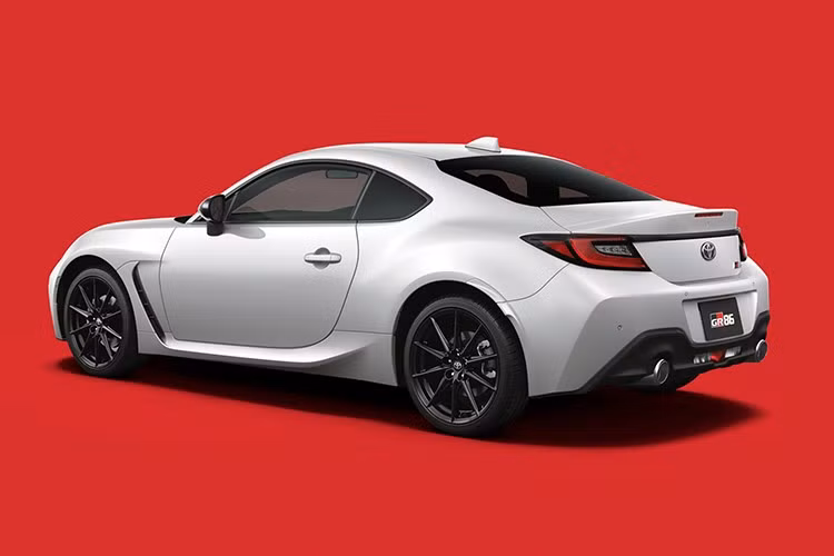Toyota 86 2026 được nhập khẩu nguyên chiếc (CBU) từ Nhật Bản với mức giá niêm yết 2.999.000 Baht, tương đương khoảng 2,5 tỷ đồng. Xe có 6 tùy chọn màu sơn ngoại thất, gồm xám Magnetite Grey Metallic, bạc Ice Silver Metallic, xanh Sapphire Blue Pearl, đỏ Ignition Red, trắng Crystal White Pearl và đen Crystal Black Silica – mỗi màu đều tôn bật cá tính thể thao của xe.