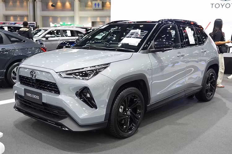 Toyota Yaris Cross HEV NightShade 2026 mới ra mắt tại Thái Lan gây chú ý nhờ thiết kế ngoại thất cá tính với loạt chi tiết sơn đen thể thao, màu sơn Cement Grey Metallic mới và nhiều nâng cấp đáng giá, hướng đến nhóm khách hàng trẻ yêu thích sự nổi bật và hiện đại.