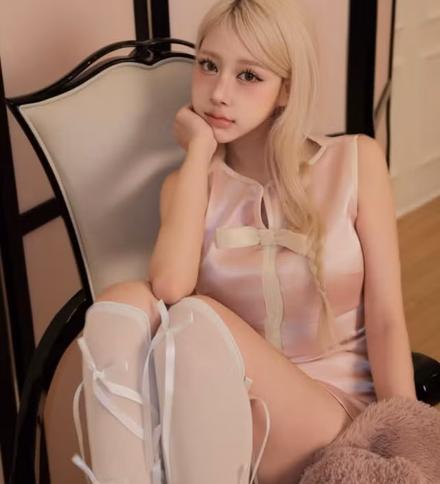 Những bình luận như "Thái độ quá kém", "Lớn tiếng với người lớn tuổi là sai rồi", hay "Là người của công chúng thì càng phải chú ý lời ăn tiếng nói" xuất hiện dày đặc dưới các bài đăng liên quan. Nhiều người bày tỏ thất vọng với hành vi thiếu chuẩn mực của cô gái này.