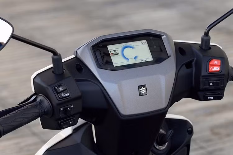 Xe ga Suzuki e-Address 2025 sử dụng hệ thống khung được tối ưu hóa về trọng lượng và tính cơ động. Cụm đèn pha LED hình vuông mang đến dáng vẻ thể thao hiện đại, kết hợp hài hòa với cụm đèn hậu gọn gàng phía sau.