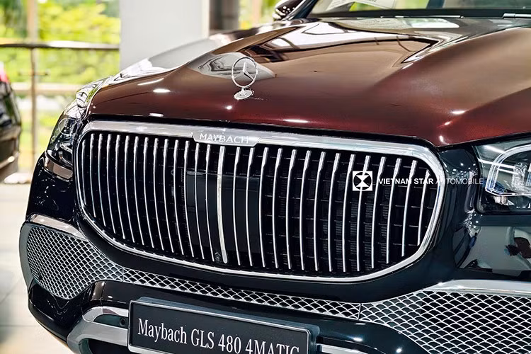 Đây không phải là tùy chọn phổ thông mà là sản phẩm thủ công trên Maybach GLS 480 bản đặc biệt này đến từ những nghệ nhân lành nghề của Mercedes-Maybach. Việc hoàn thiện màu sơn yêu cầu độ chính xác cao và thời gian thi công kéo dài.