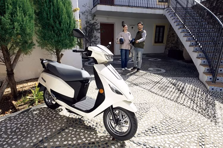 Sự xuất hiện của mẫu xe ga điện Suzuki e-Address 2025 này đánh dấu bước chuyển mình quan trọng của Suzuki trong bối cảnh ngành công nghiệp xe máy toàn cầu đang đẩy mạnh chuyển dịch sang năng lượng xanh và phát triển các phương tiện thân thiện với môi trường.
