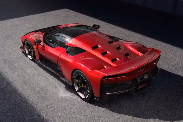 Ferrari F80 là mẫu hypercar kế nhiệm LaFerrari. Xe được phát triển trên nền tảng khung gầm bằng sợi carbon, kết hợp giữa ngôn ngữ thiết kế đậm chất khí động học của xe đua hiện đại với những đường nét đặc trưng của các mẫu Ferrari cổ điển.