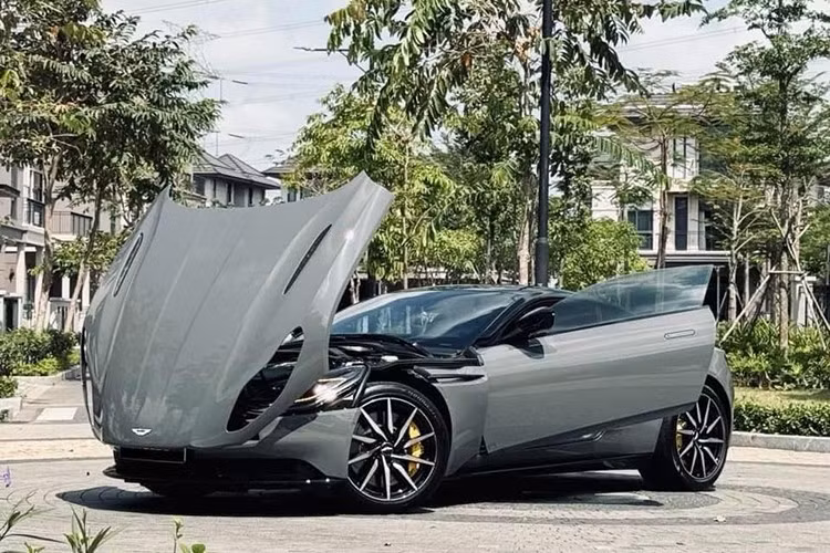 "Trái tim" này mang đến công suất tối đa 510 mã lực và mô-men xoắn cực đại 675 Nm. Động cơ trên Aston Martin DB11 V8 sẽ kết hợp cùng hộp số tự động 8 cấp của ZF, truyền sức mạnh tới cầu sau, nhờ đó, mẫu xe này có thể tăng tốc từ vị trí xuất phát lên 100 km/h trong thời gian chỉ 4 giây và đạt vận tốc tối đa 301 km/h.