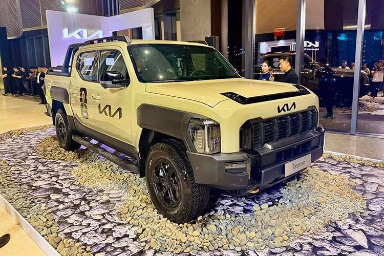Hiện Thaco Auto chưa xác nhận kế hoạch phân phối Kia Tasman, do đó giá bán tiếp tục là ẩn số. Nhưng với động thái vén mà này, không loại trừ khả năng mẫu xe này sẽ tham gia "sân chơi xe bán tải Việt Nam - vốn đang chứng kiến sự áp đảo của "ông vua bán tải" Ford Ranger.