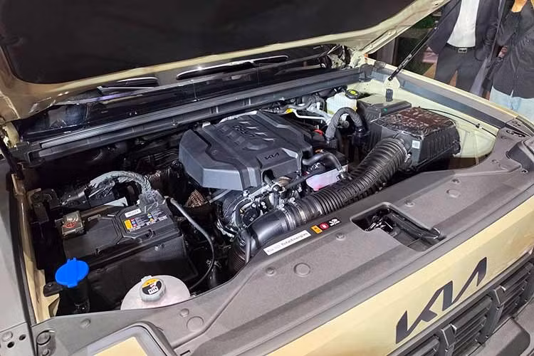 Kia Tasman sở hữu động cơ dầu 2.2L tăng áp (207 mã lực, 440Nm) hoặc xăng 2.5L tăng áp (277 mã lực, 421Nm), nối với hộp số tự động 8 cấp hoặc số sàn 6 cấp. So với Hilux và Ranger đều trên 500Nm, sức kéo của Tasman kém hơn, nhưng bù lại, Kia trang bị sẵn hệ dẫn động hai cầu (4WD) tích hợp khóa vi-sai cầu sau trên hầu hết các phiên bản, có chế độ 4A (tự động chuyển đổi giữa 1 cầu nhanh và 2 cầu nhanh) như trên Ranger Wildtrak 3.0L V6 hay Ranger Raptor.