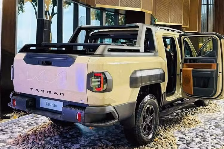 Trang bị an toàn của xe với loạt tính năng bao gồm; kiểm soát hành trình thích ứng, hỗ trợ phòng ngừa va chạm trước/sau/hai bên thân xe, hỗ trợ định tâm làn đường, cảnh báo mở cửa an toàn… Camera 360 độ quan sát "xuyên gầm" và 12 cảm biến xung quanh xe góp phần giải tỏa áp lực cho tài xế khi xoay trở chiếc bán tải dài hơn 5,4m ở nơi chật hẹp.