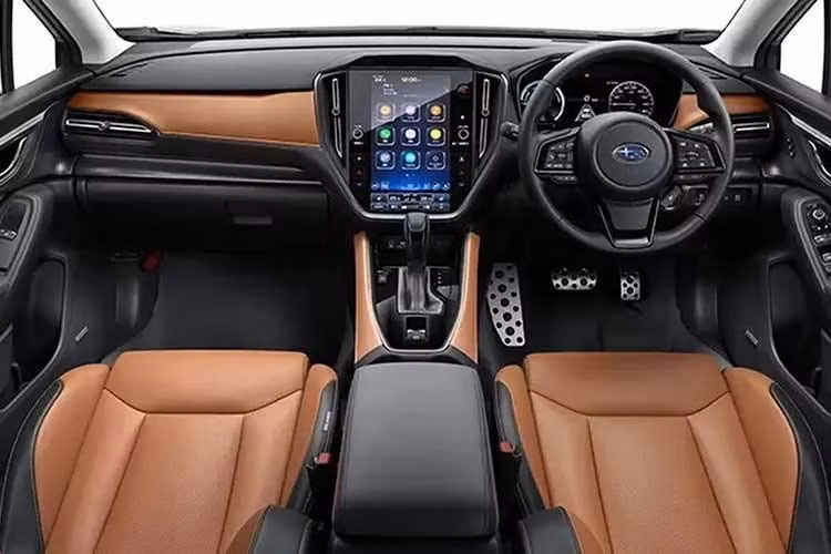 Nội thất Subaru Levorg Layback S:HEV 2026 dường như cũng được giữ nguyên so với các phiên bản sử dụng động cơ đốt trong. Phiên bản Premium S:HEV EX sử dụng ghế bọc da Nappa màu nâu vàng và đen với chỉ khâu màu đồng. Trong khi đó, phiên bản Premium Black S:HEV sở hữu nội thất da màu đen hoàn toàn, bao gồm cả trần xe. Cả hai đều được trang bị bảng đồng hồ kỹ thuật số 12,3 inch và màn hình cảm ứng thông tin giải trí 11,6 inch tiêu chuẩn.