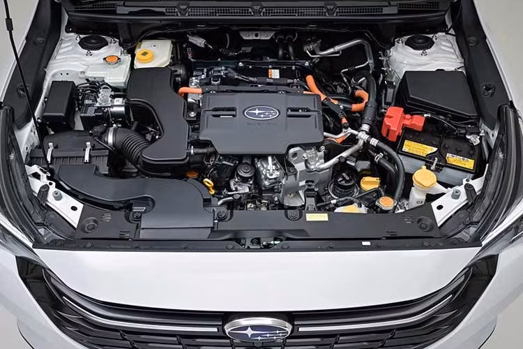 Ngoài ra, Subaru Levorg Layback 2026 tiêu chuẩn còn được trang bị gương chiếu hậu kỹ thuật số, cho phép duy trì tầm nhìn rõ ràng ngay cả khi khoang hành lý phía sau chất đầy đồ đạc. Cuối cùng, cả hai mẫu xe đều được bổ sung chức năng nháy đèn cảnh báo mới, giúp người dùng dễ dàng tìm xe hơn trong các bãi đỗ đông đúc.