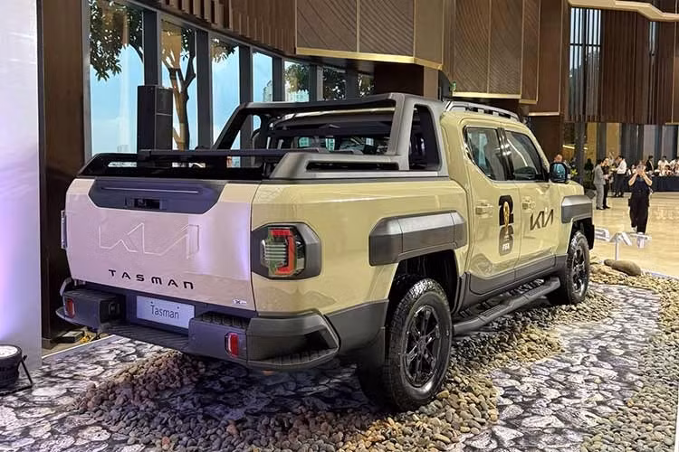 Bộ thông số vượt địa hình thuộc diện ấn tượng trong phân khúc, bao gồm khoảng sáng gầm 252mm, góc tiếp cận 32,2 độ, góc thoát 26,2 độ và góc vượt đỉnh 25,8 độ. Các phiên bản khác giảm gần 30mm khoảng sáng gầm nhưng vẫn đủ sức lội nước sâu tối đa 800mm. Xe được trang bị bộ mâm 17 inch đi kèm lốp đa địa hình (AT), phanh đĩa thông gió trên bốn bánh và hệ thống treo tay đòn kép phía trước, nhíp lá phía sau.