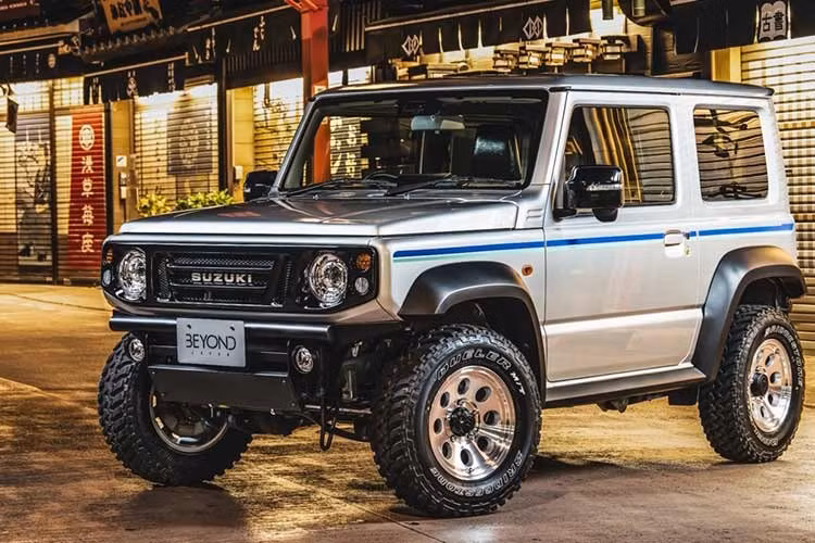 Chính kiểu dáng vuông vức mang hơi hướng hoài cổ nguyên bản của Jimny biến nó thành ứng cử viên số một cho những bản độ như vậy. Những phiên bản độ Suzuki Jimny do Beyond thực hiện đều mang chất và cá tính riêng.