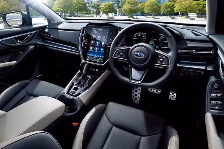 Thiết kế ngoại thất của Subaru Levorg và Levorg Layback 2026 dùng động cơ đốt trong được giữ nguyên từ các phiên bản trước. Bên trong, xe được bổ sung chỉ khâu màu đen trên vô lăng và cần số. Một số phiên bản như Layback Limited EX và Levorg STI Sport EX còn được trang bị nắp cụm điều khiển trung tâm màu đen.