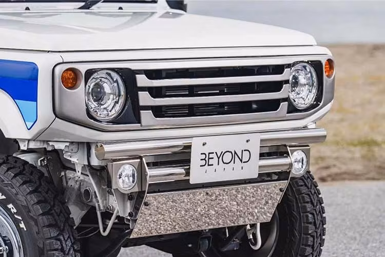 Beyond.Japan từ lâu đã là cái tên quen thuộc chuyên cung cấp các phụ kiện độ cho Jimny, đồng thời sở hữu một dàn xe demo cực kỳ ấn tượng. Xưởng độ này cung cấp đủ loại linh kiện để biến chiếc Jimny nguyên bản... thành bất cứ thứ gì theo ý khách hàng.