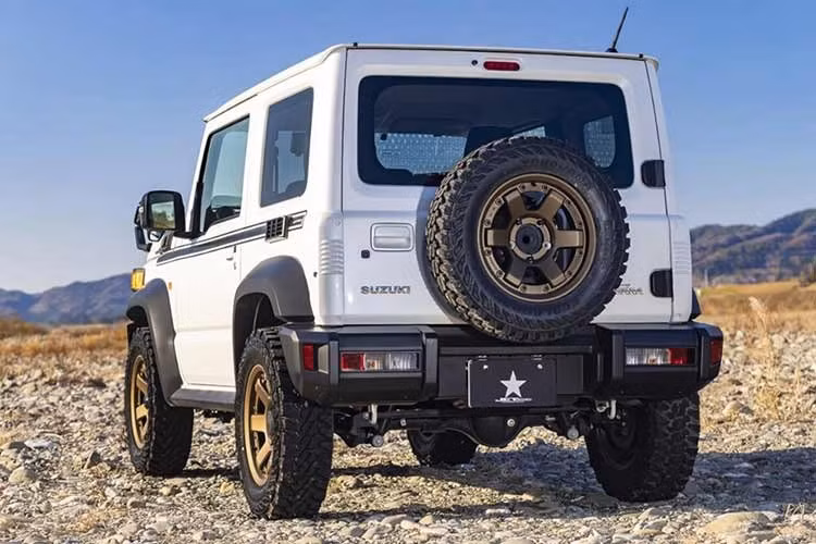 Dù phong cách off-road là chuẩn mực kinh điển của Suzuki Jimny, nhưng mỗi món đồ chơi được trang bị trên mẫu xe SUV cỡ nhỏ này đều có thể được cá nhân hóa theo cách độc nhất tùy thuộc vào gu thẩm mỹ của chủ nhân.