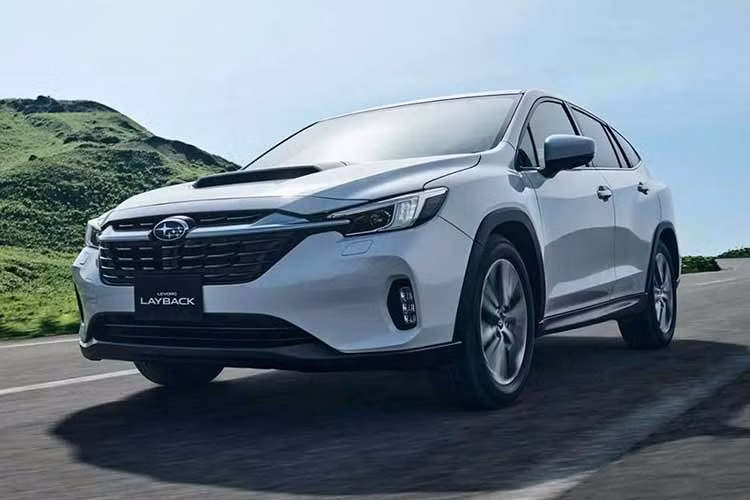 Toàn bộ phần thân xe phía sau đều được giữ nguyên từ Subaru Levorg tiêu chuẩn, bao gồm cả các chi tiết ốp nhựa đặc trưng. Điểm đáng chú ý nằm ở chiều cao của xe. Theo đó, phiên bản hybrid mới thấp hơn 20 mm so với Levorg Layback tiêu chuẩn vì dùng hệ thống treo khác biệt trong khi khoảng sáng gầm vẫn duy trì ở mức 180 mm.