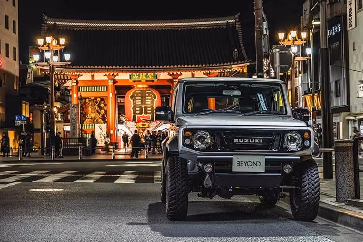 Bản độ trong ảnh có điểm nhấn là lưới tản nhiệt Vintage tri ân đến dòng Jimny thế hệ JA22 huyền thoại, thời điểm mà hệ thống treo của xe được chuyển giao từ nhíp lá sang lò xo. Thậm chí việc bắt gặp một chiếc Jimny nguyên bản chạy trên đường bây giờ còn hiếm hơn những chiếc xe đã qua nâng cấp độ chế.