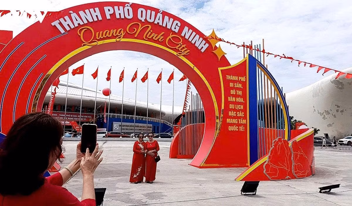 Bà Đinh Thị Kết (70 tuổi, người dân phường Uông Bí) cho biết: Nhân dịp chào đón TP Quảng Ninh, nhóm bạn từng học Cao đẳng Y Quảng Ninh niên khóa 1975-1978 đã hội ngộ tại Hạ Long và cùng ghi lại những ảnh hình bên nhau, ghi dấu chặng đường mới cùng TP Quảng Ninh.