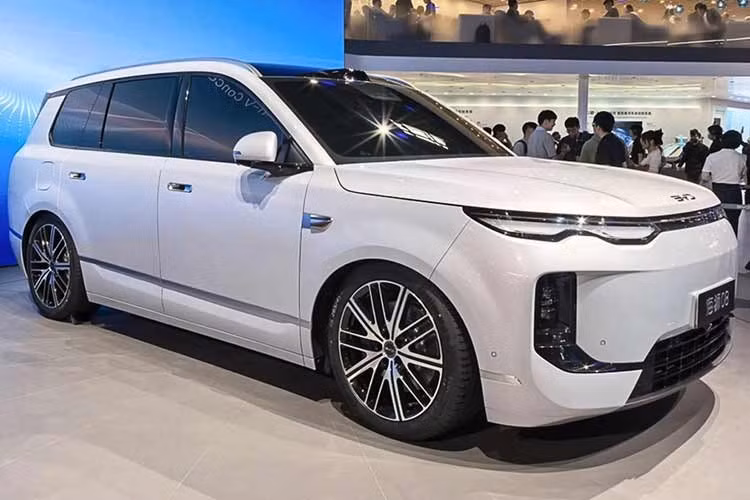 Theo các thông tin được công bố trước đó, Sealion 08 có hai tùy chọn pin 92,093kWh và 115,072kWh. Tầm hoạt động theo chuẩn CLTC lần lượt đạt 710km, 800km và cao nhất 900km tùy cấu hình. Ngoài ra, mẫu SUV mới còn được trang bị pin Blade Battery thế hệ thứ hai, công nghệ sạc nhanh Flash Charging, hệ thống treo khí nén.