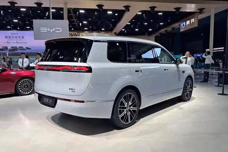 Nhìn từ ngang hông, xe sở hữu các đường nét bo tròn mềm mại kết hợp tay nắm cửa dạng bán ẩn. Phía sau xe nổi bật với dải đèn hậu liền mạch vắt ngang đuôi. Một trong những điểm đáng chú ý là cảm biến LiDAR đặt trên nóc xe, cho thấy Sealion 08 được tích hợp hệ thống hỗ trợ lái xe nâng cao God's Eye 5.0.