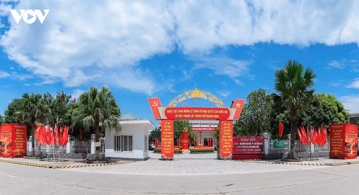 Những con phố được trang hoàng cờ hoa, pa-nô và màn hình cổ động chào đón sự kiện thành lập TP Quảng Ninh.