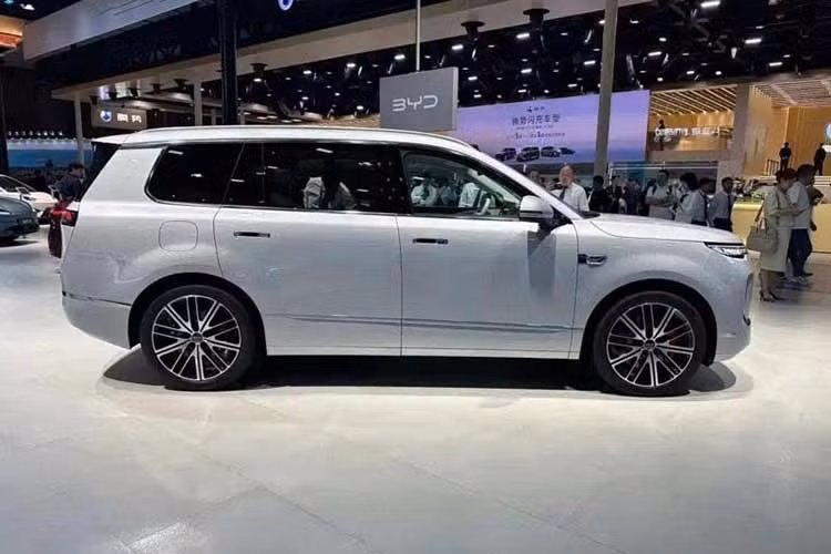 BYD Sealion 08 có kích thước Dài x Rộng x Cao lần lượt 5.115 x 1.999 x 1.800mm, chiều dài cơ sở 3.030mm. Mẫu xe tiếp tục sử dụng ngôn ngữ thiết kế lấy cảm hứng từ concept Ocean S, với cụm đèn pha tách tầng, dải đèn phía trên kéo dài và các khe hút gió chủ động tích hợp vào cản trước.