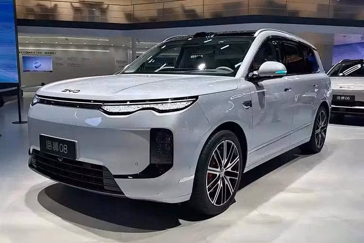 BYD sẽ chính thức giới thiệu Sealion 08 vào ngày 2/9 tới đây. Mẫu SUV đầu bảng này thuộc dòng Ocean được phát triển với hai lựa chọn truyền động plug-in hybrid (PHEV) và thuần điện (BEV), đồng thời sở hữu loạt công nghệ mới của BYD.