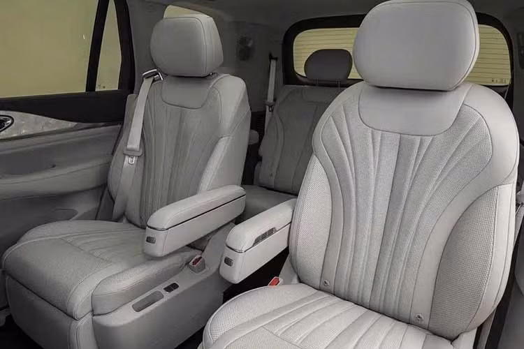 Sealion 08 sẽ có hai lựa chọn hệ động lực gồm hybrid cắm sạc (PHEV) và thuần điện (BEV). Với bản PHEV, xe sử dụng công nghệ DM thế hệ thứ 5, kết hợp động cơ xăng 1.5 tăng áp công suất 154 mã lực với motor điện. Mức giá xe