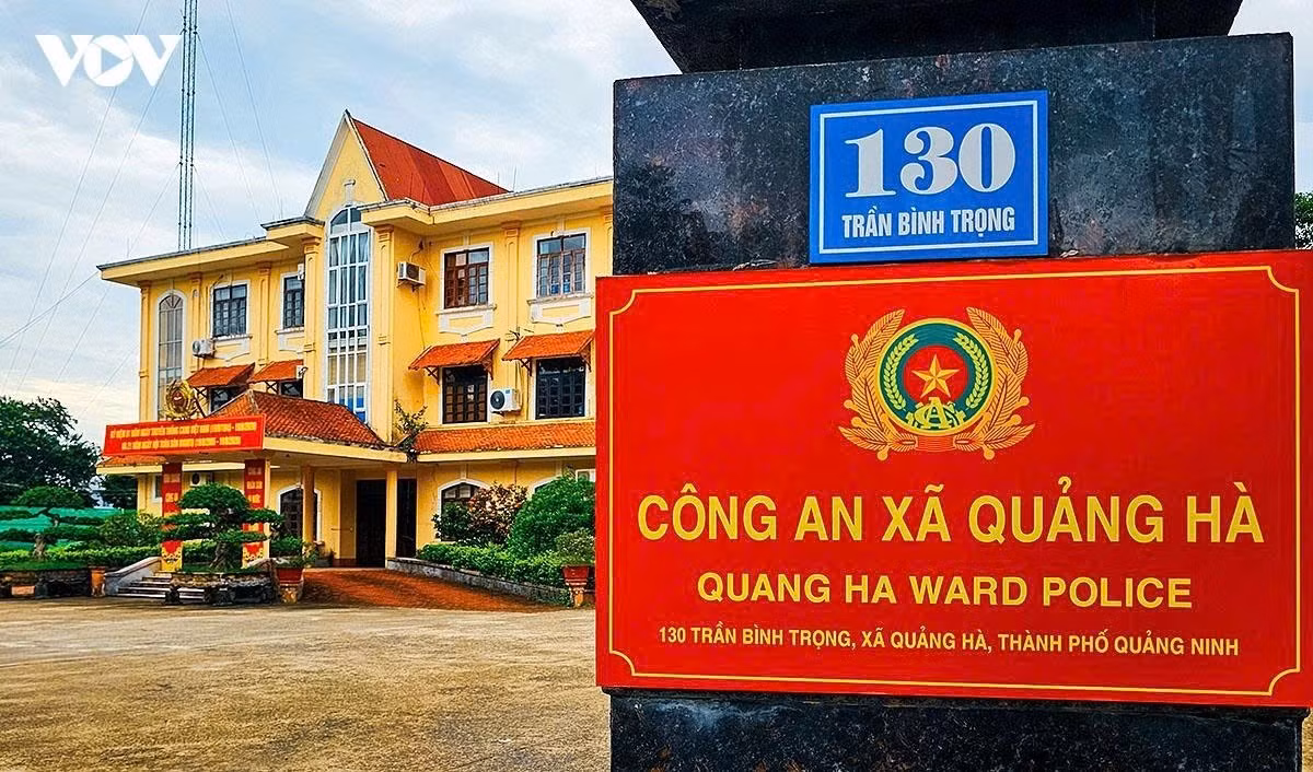 Biển hiệu tại các cơ quan, đơn vị được thay đổi, đánh dấu sự chuyển tiếp từ tỉnh Quảng Ninh sang TP Quảng Ninh.