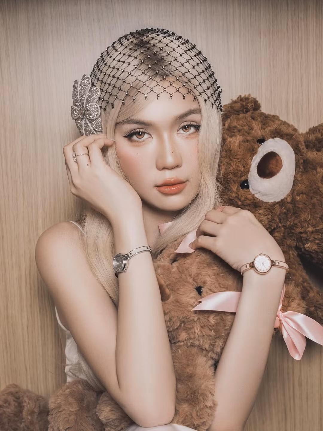 Ngọc Trinh một lần nữa trở thành tâm điểm chú ý khi tung ra bộ ảnh mới đầy táo bạo, khoe trọn vẻ đẹp gợi cảm vốn đã trở thành “thương hiệu” của mình. Chỉ trong thời gian ngắn, loạt ảnh đã nhanh chóng lan truyền mạnh mẽ trên mạng xã hội, khiến người hâm mộ không khỏi xuýt xoa trước sự đầu tư chỉn chu và phong thái sắc sảo của cô.