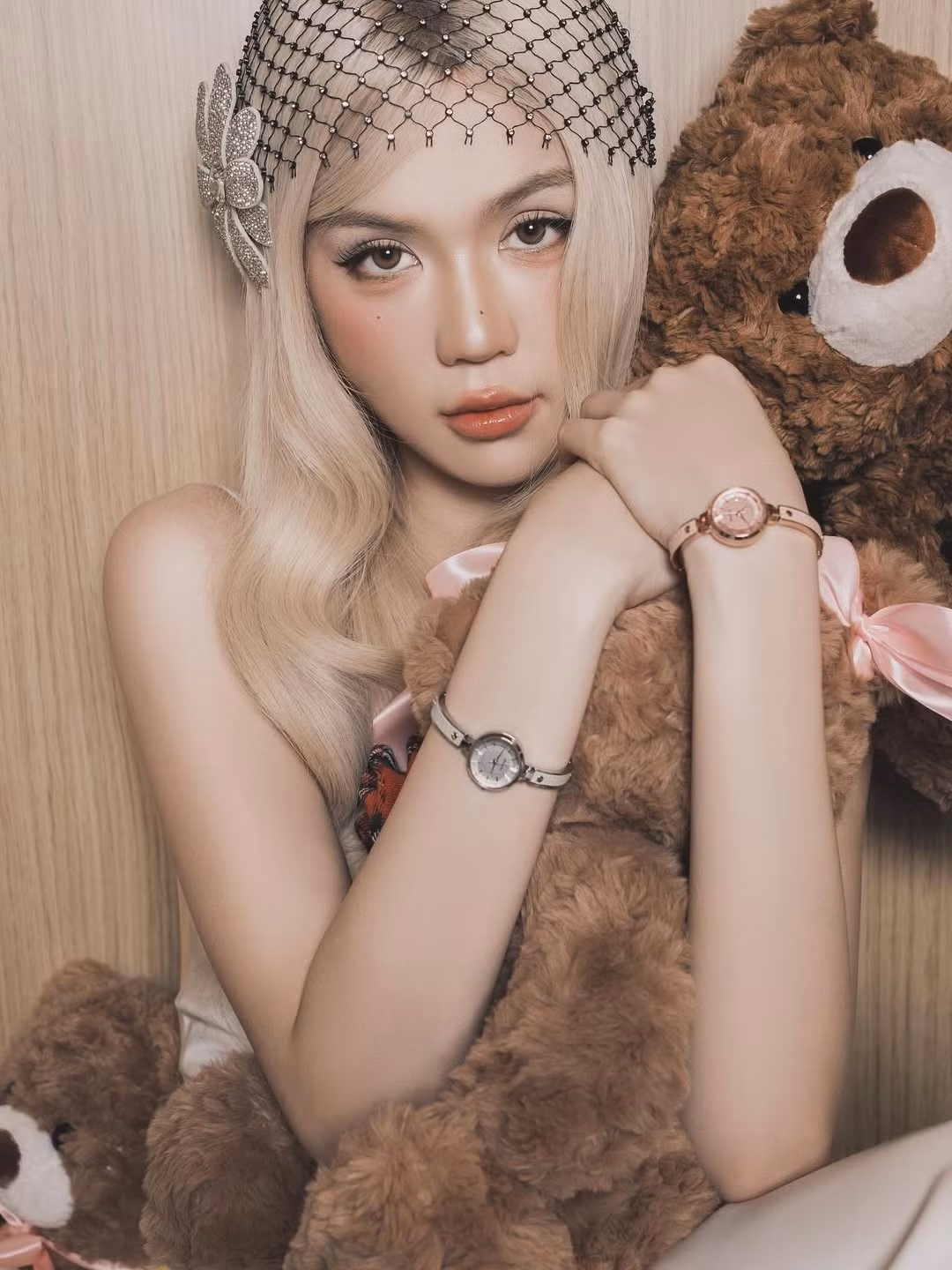 Tổng thể bộ ảnh cho thấy sự đầu tư rõ rệt về concept, ánh sáng và cách tạo hình, giúp Ngọc Trinh mang đến cảm giác quyến rũ nhưng thanh lịch, đúng tinh thần thường thấy trong các bộ ảnh thời trang cao cấp.