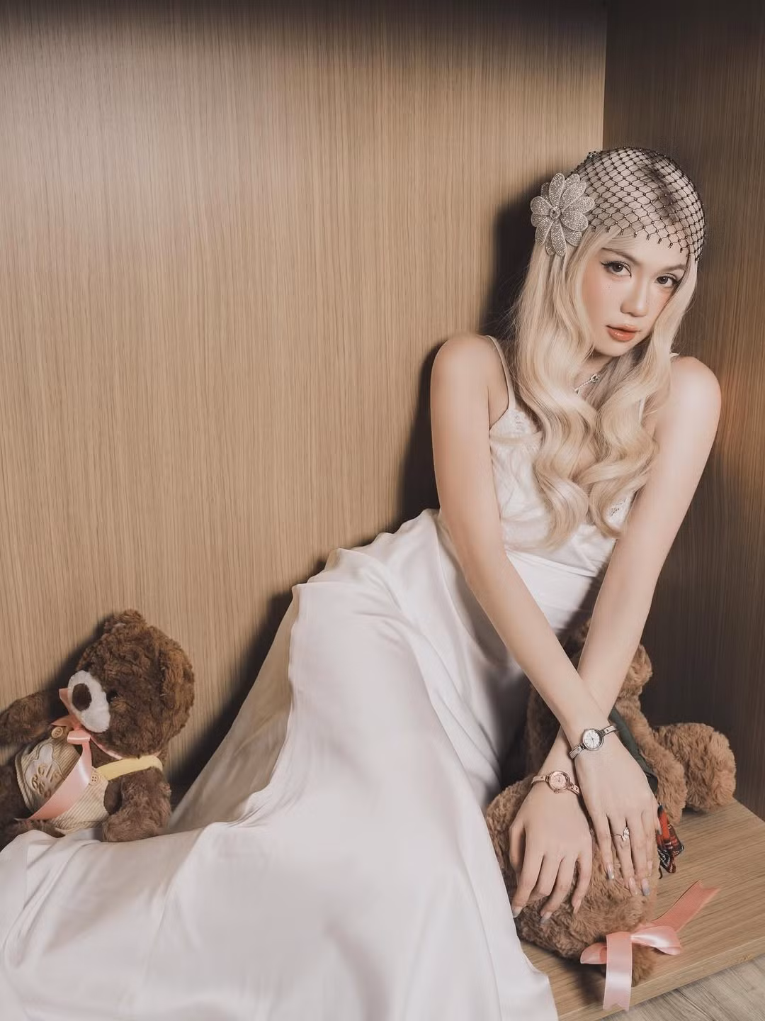 Trong từng bức ảnh, ánh mắt của Ngọc Trinh là yếu tố gây ấn tượng mạnh. Gương mặt trang điểm sắc sảo, nhấn vào đôi mắt dài và hàng mi cong, tạo ra một ánh nhìn lạnh – cuốn – đầy sức hút.