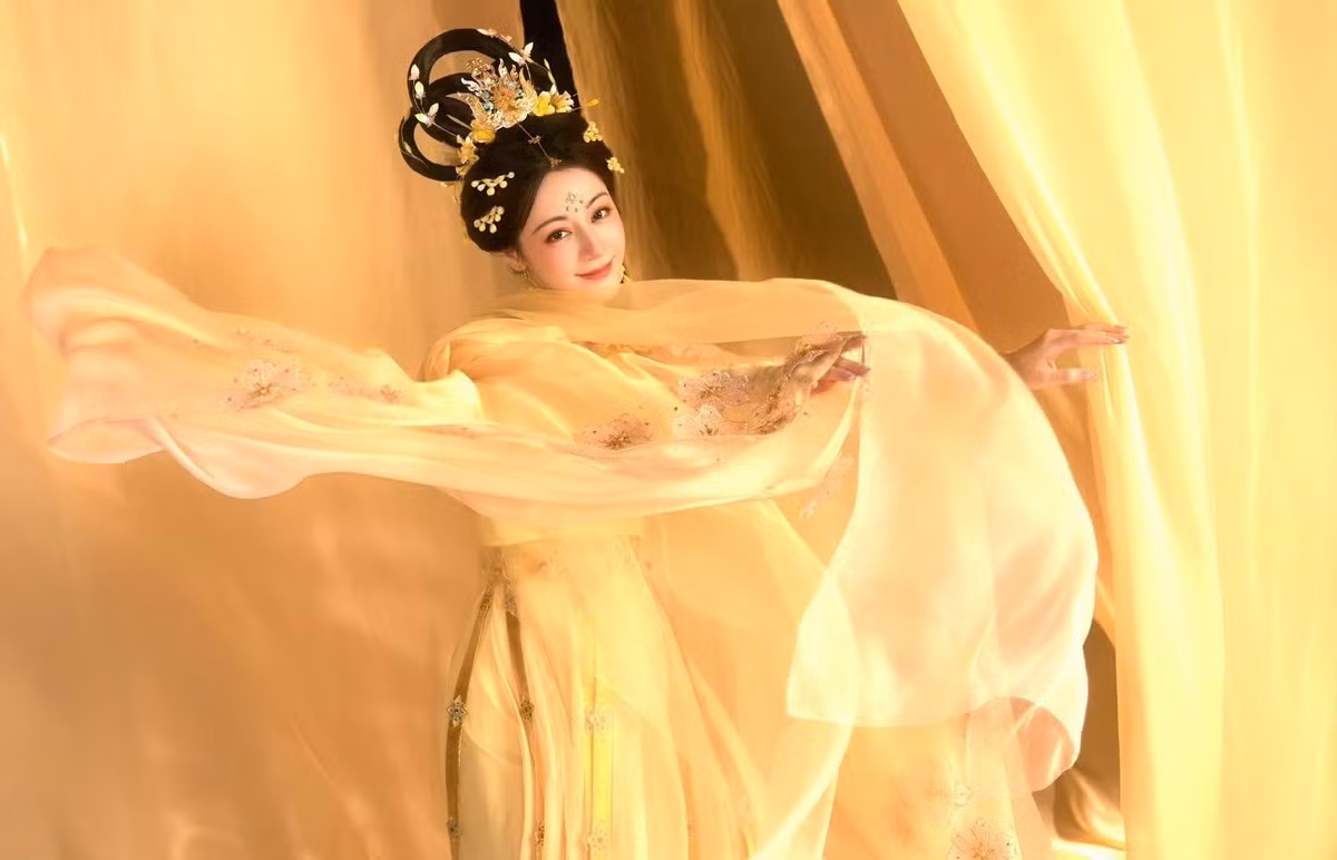 Ở loạt ảnh đang được mọi người chia sẻ nhiệt tình, Địch Lệ Nhiệt Ba hiện lên với dáng vẻ uyển chuyển, nhẹ tựa khói sương.