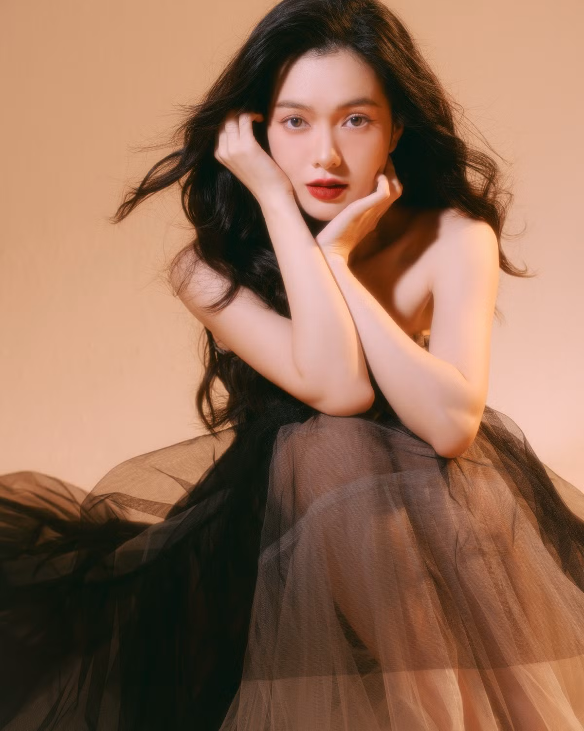 Dân mạng đùa rằng, Yên Đan phải xinh đến mức nào thì SOOBIN mới “dán mắt vào”.