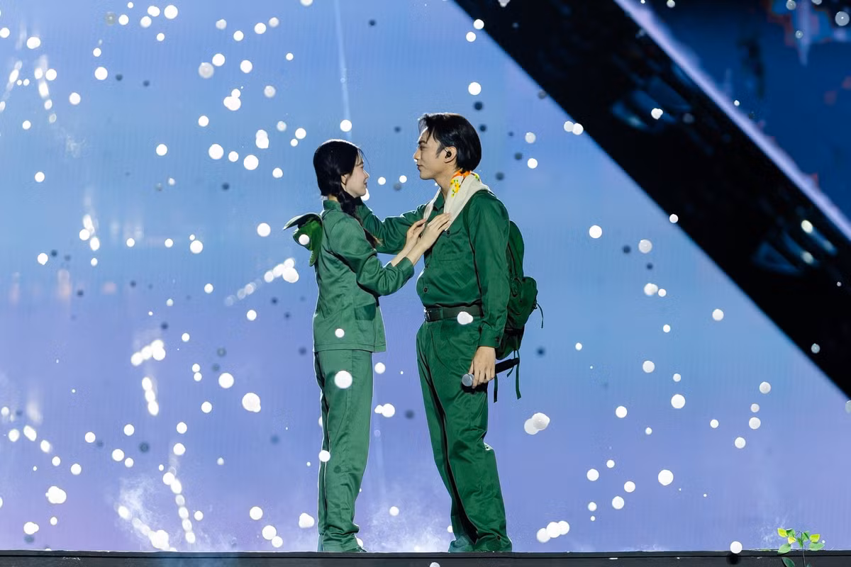 Câu kết tiết mục, cả khán đài hú hét khi “công chúa” Yên Đan nhắn với SOOBIN rằng “chờ anh về”.