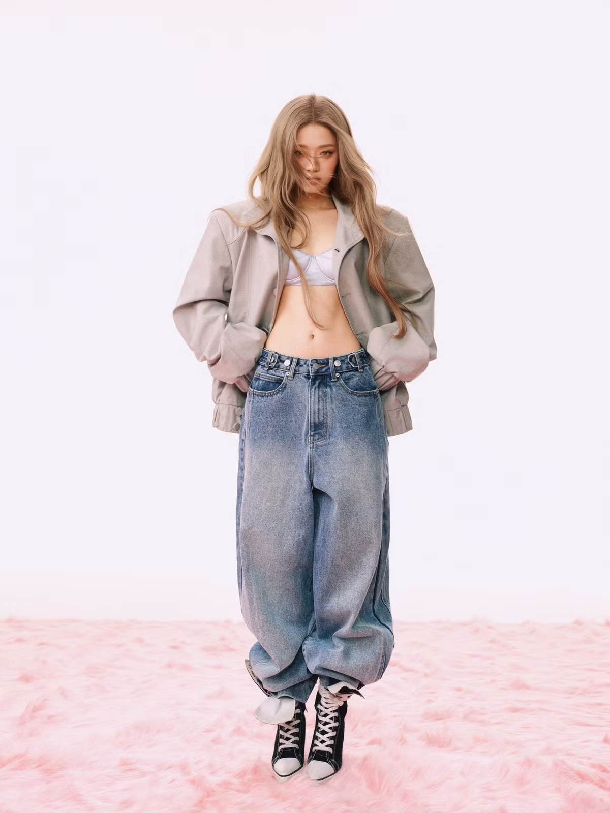 Trong bộ ảnh, Linh Ka kết hợp áo bra dáng tối giản cùng quần jeans ống rộng và áo khoác tông trung tính. Cách phối đồ giúp tổng thể vừa cá tính, hiện đại, vừa giữ được sự cân bằng giữa gợi cảm và thời trang.