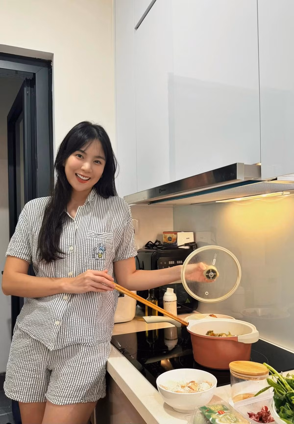 Mai Ngọc vốn được biết đến là nữ MC xinh đẹp, duyên dáng, được khán giả yêu mến qua bản tin dự báo thời tiết.