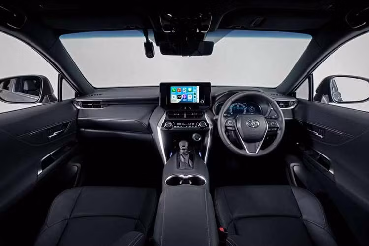 Bên trong khoang lái, mẫu xe SUV Toyota Harrier 2.5 HEV 2026 sở hữu màn hình giải trí 8 inch hỗ trợ Apple CarPlay không dây và Android Auto có dây, kết hợp hệ thống âm thanh 6 loa.
