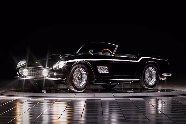 Ferrari 250 GT LWB California Spider là chiếc xe thể thao mui trần đa dụng, có thể mang lại niềm vui như nhau cả trên đường phố lẫn đường đua. Ý tưởng về chiếc xe này lần đầu tiên xuất hiện vào năm 1957 trong tâm trí của John von Neumann, nhà nhập khẩu Ferrari tại California, và nó quá đột phá đến nỗi ngay lập tức được hiện thực hóa.
