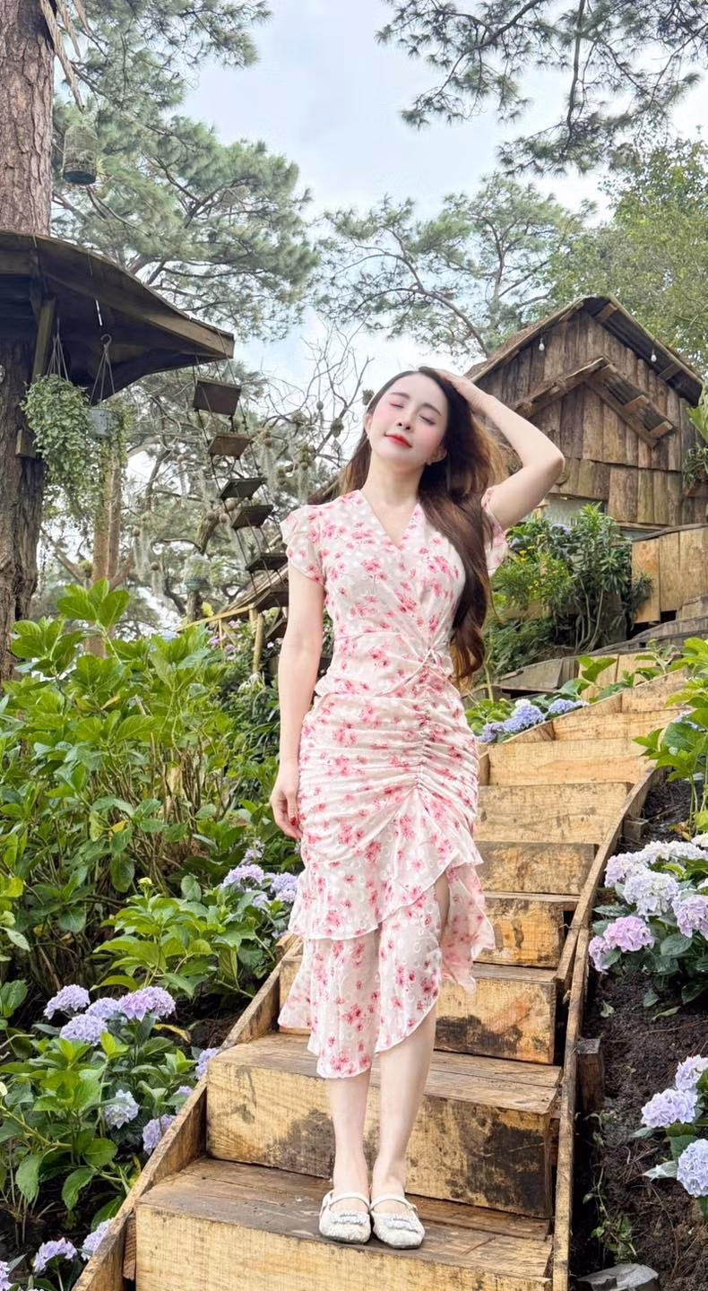 Ngoài diễn xuất, Quỳnh Nga còn thử sức ở lĩnh vực ca hát. Cô từng ra mắt một số album và ca khúc, tuy nhiên, sự nghiệp ca hát của cô không để lại nhiều dấu ấn bằng diễn xuất. Ảnh sử dụng trong bài: FBNV
