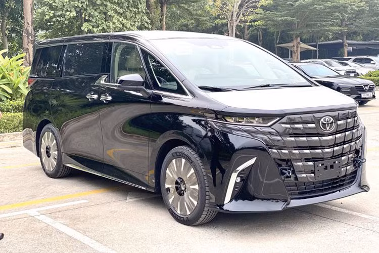 Toyota Alphard: 34 xe ﻿Trong tháng vừa qua, mẫu MPV 7 chỗ cỡ lớn của Toyota gây bất ngờ với doanh số đạt 34 xe, tăng nhẹ 6,3% so với tháng trước và đạt 188 xe sau 6 tháng. Dù giá bán thuộc nhóm cao nhất thị trường, Toyota Alphard vẫn duy trì lượng khách hàng ổn định nhờ phục vụ nhóm doanh nghiệp và khách hàng cao cấp.