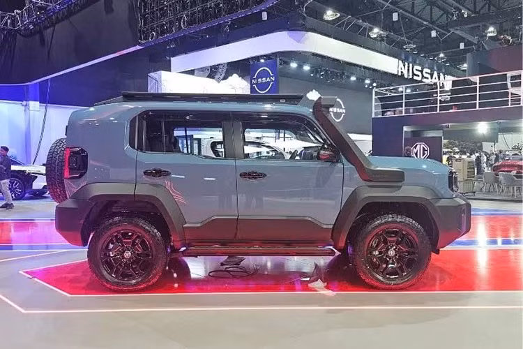 Land Cruiser FJ được phát triển dưới mã dự án “500D”, sử dụng nền tảng IMV0 với cấu trúc body-on-frame tương tự Hilux Champ. Tuy nhiên, điểm khác biệt đáng chú ý nằm ở cấu hình trục cơ sở ngắn SSWB (Super Short Wheelbase), giúp chiếc SUV này linh hoạt hơn trong điều kiện đô thị mà vẫn duy trì khả năng off-road.