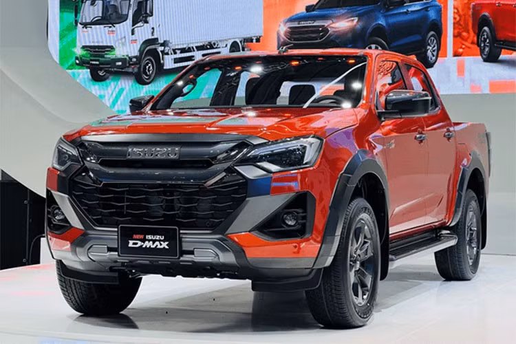 Isuzu D-Max: 18 xe Cũng chỉ chỉ bán được 18 xe trong tháng 6, D-Max là mẫu xe Isuzu thứ 2 lọt vào top xe ế tháng này. Isuzu D-Max đạt doanh số lũy kế 6 tháng đầu năm là 370 xe. Dù được đánh giá cao về độ bền và khả năng tiết kiệm nhiên liệu, mẫu bán tải này vẫn lép vế trước Ford Ranger, Toyota Hilux và Mitsubishi Triton﻿ do thiết kế lỗi thời cũng các dịch vụ hậu mãi sau bán hàngchưa mạnh.