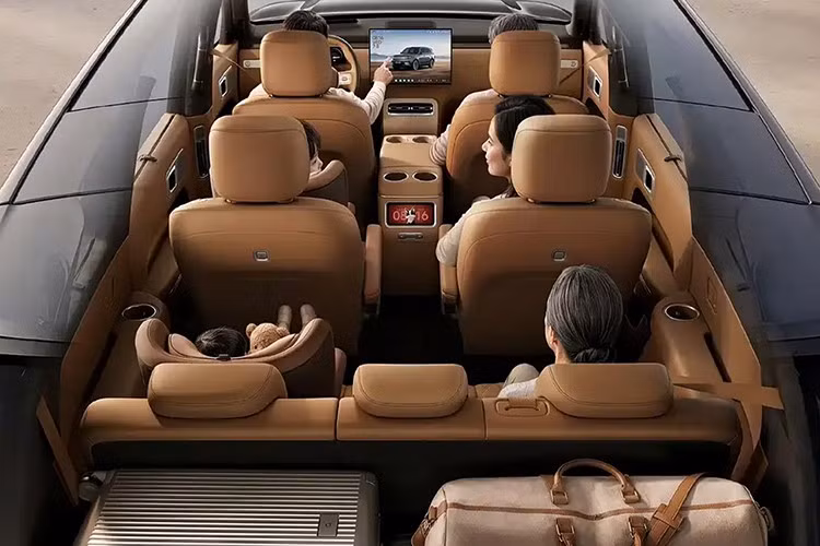 Với thông số mới lộ diện, mẫu xe nằm trong nhóm SUV cỡ lớn trên thị trường. Đối với phiên bản cắm trại, chiều cao được nâng lên 1.925 mm nhằm tích hợp phần mui có thể mở rộng cùng khu vực giường ngủ bố trí phía trên nóc xe.