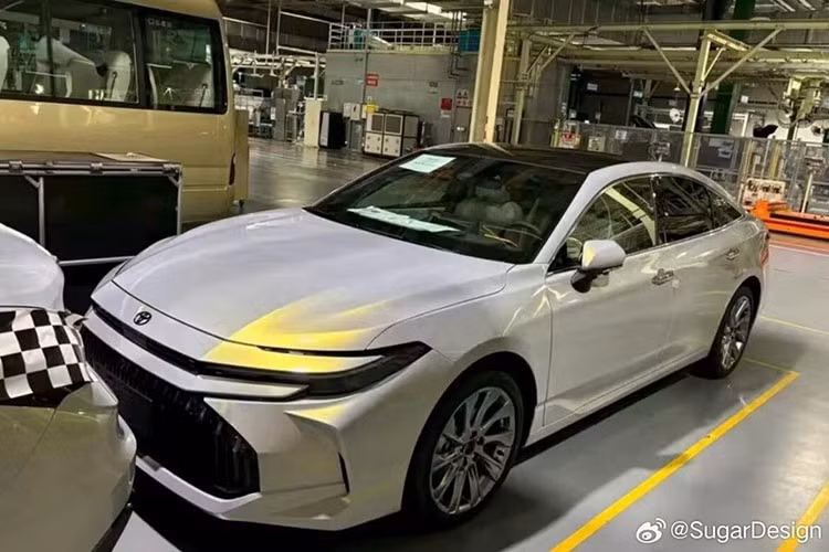 Giữa thời đại SUV, Toyota vẫn chưa từ bỏ mẫu sedan cỡ lớn Avalon khi tiếp tục tung ra bản nâng cấp tại thị trường Trung Quốc. Đây là lần nâng cấp thứ ba của mẫu xe này trong những năm gần đây, cho thấy Avalon vẫn giữ được sức hút nhất định tại thị trường ôtô lớn nhất thế giới.