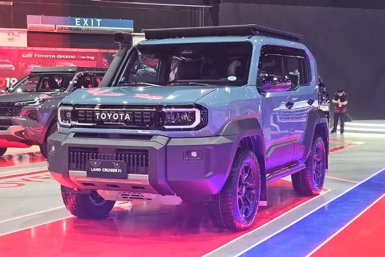 Theo thông tin từ tư vấn bán hàng, Toyota Land Cruiser FJ sẽ có mức giá dự kiến khoảng 1,2 tỷ đồng. Xe được trang bị động cơ xăng 2.7L, đi kèm hộp số tự động 6 cấp và hệ dẫn động 4x4 linh hoạt mọi địa hình. Tại Thái Lan, Toyota Land Cruiser FJ 2026 có giá khởi điểm 1.269.000 Baht (tương đương 1 tỷ đồng).