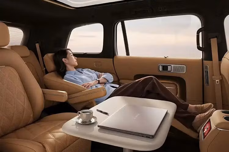 Trên nóc xe xuất hiện cảm biến LiDAR phục vụ hệ thống hỗ trợ lái nâng cao. Quan sát từ bên hông, tổng thể thiết kế của N90 được nhiều người nhận xét có phần gợi nhớ đến Rolls-Royce Cullinan. Điểm nhấn đáng chú ý nhất trên Xiaomi N90 nằm ở cách bố trí khoang nội thất.